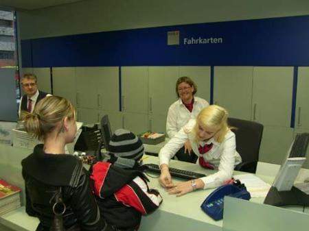 Von Mobilitätsservicekaufmann/-frau/Reiseberater Lehrling Sabrina werden auch die kleinsten ÖBB-Kunden zuvorkommend bedient.